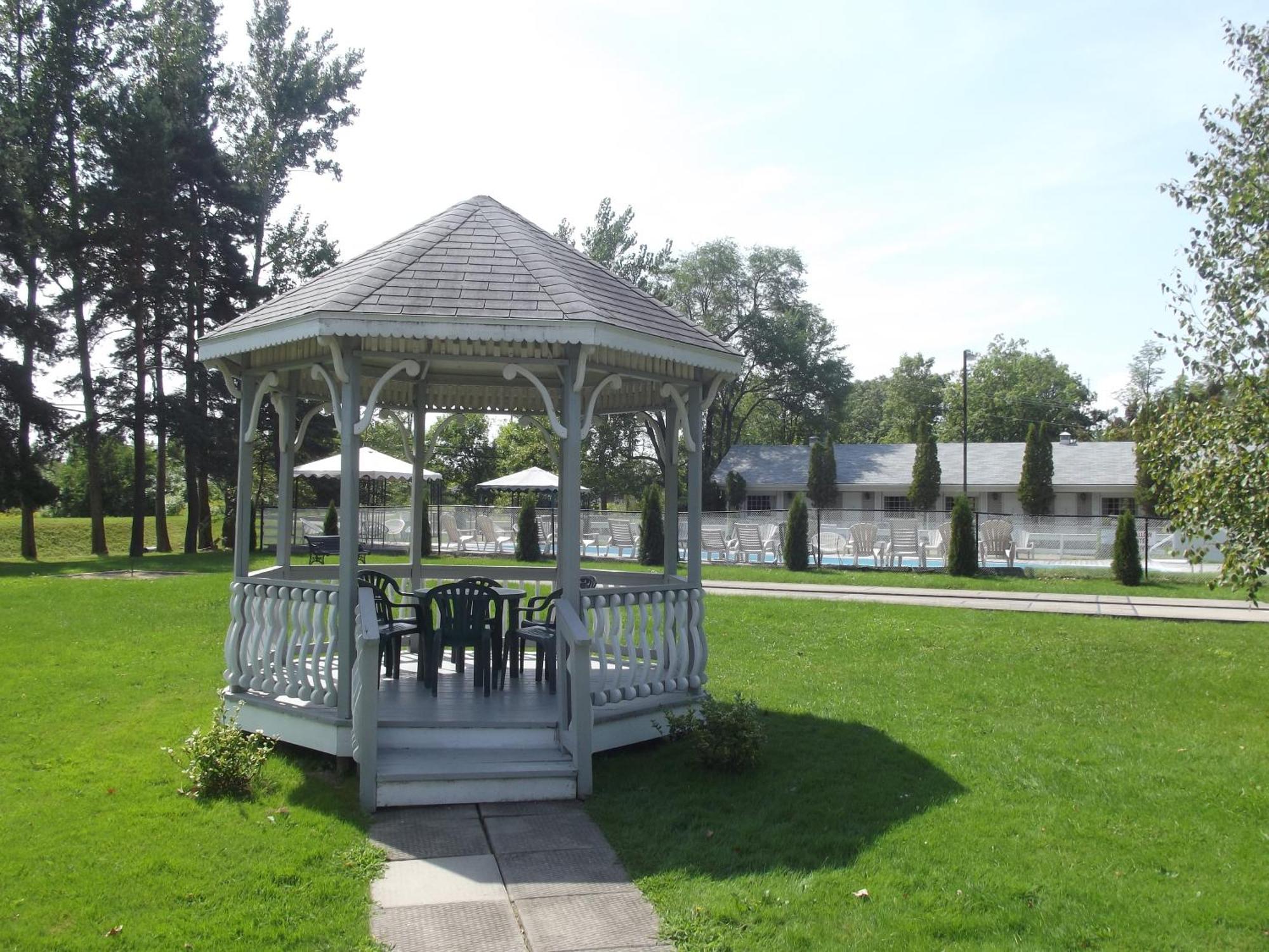 Colonial Resort-1000Islands Гананок Екстериор снимка