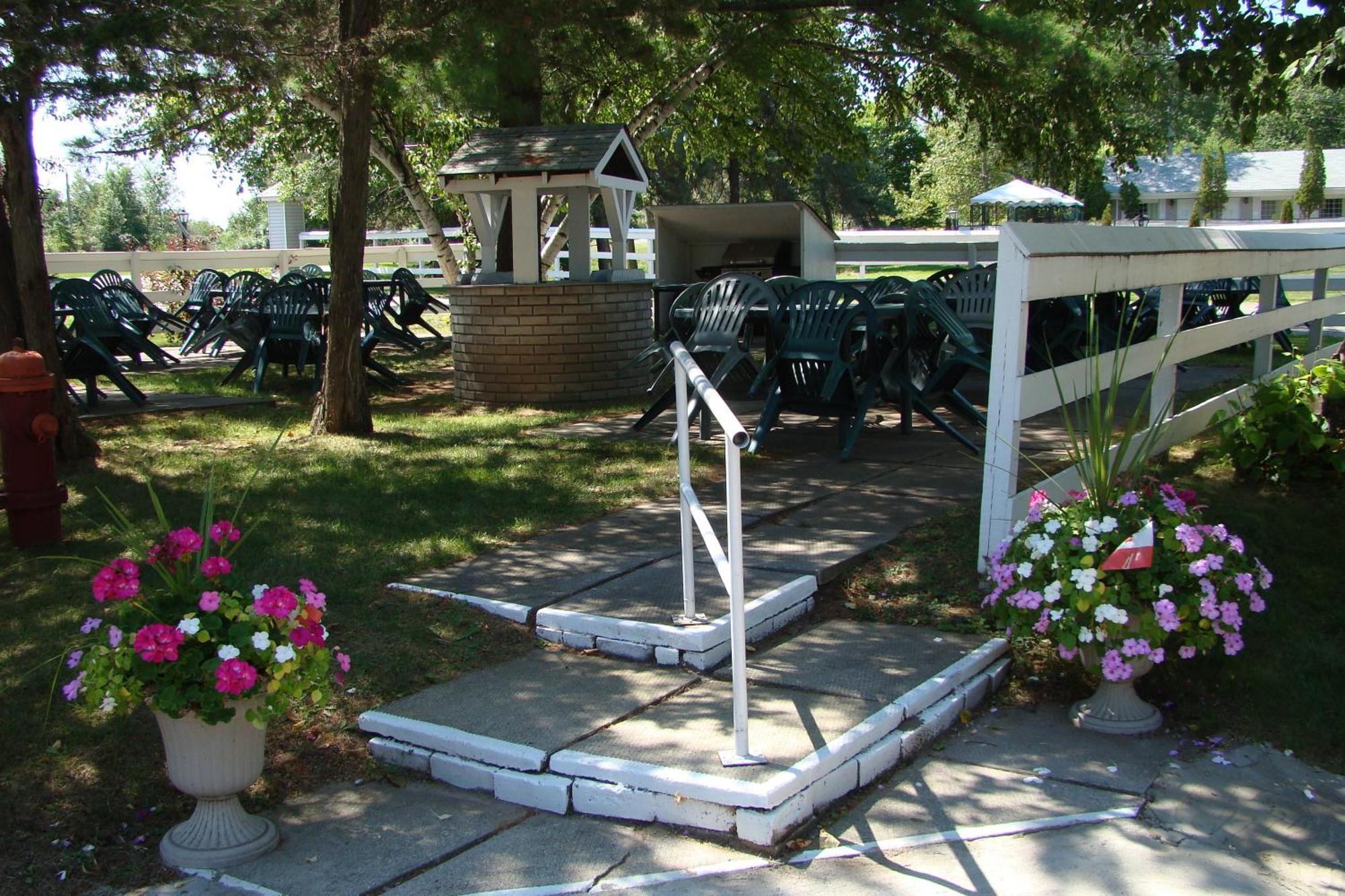 Colonial Resort-1000Islands Гананок Екстериор снимка